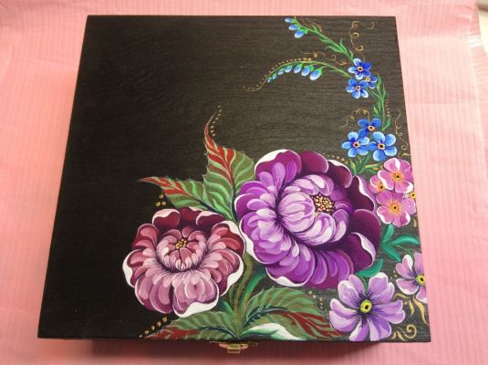 une boite a bijoux decoree a la main en peinture 